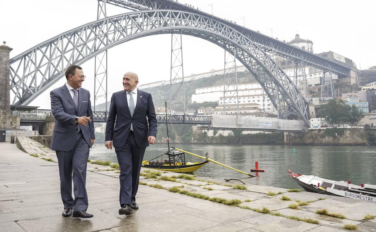 El consejero de la Presidencia de la Junta de Castilla y León, Jesús Julio Carnero, a su llegada a Oporto junto al director de Acción Exterior, Fernando Rubio, para participar en la Comisión de Coordinación en materia de cooperación transfronteriza.