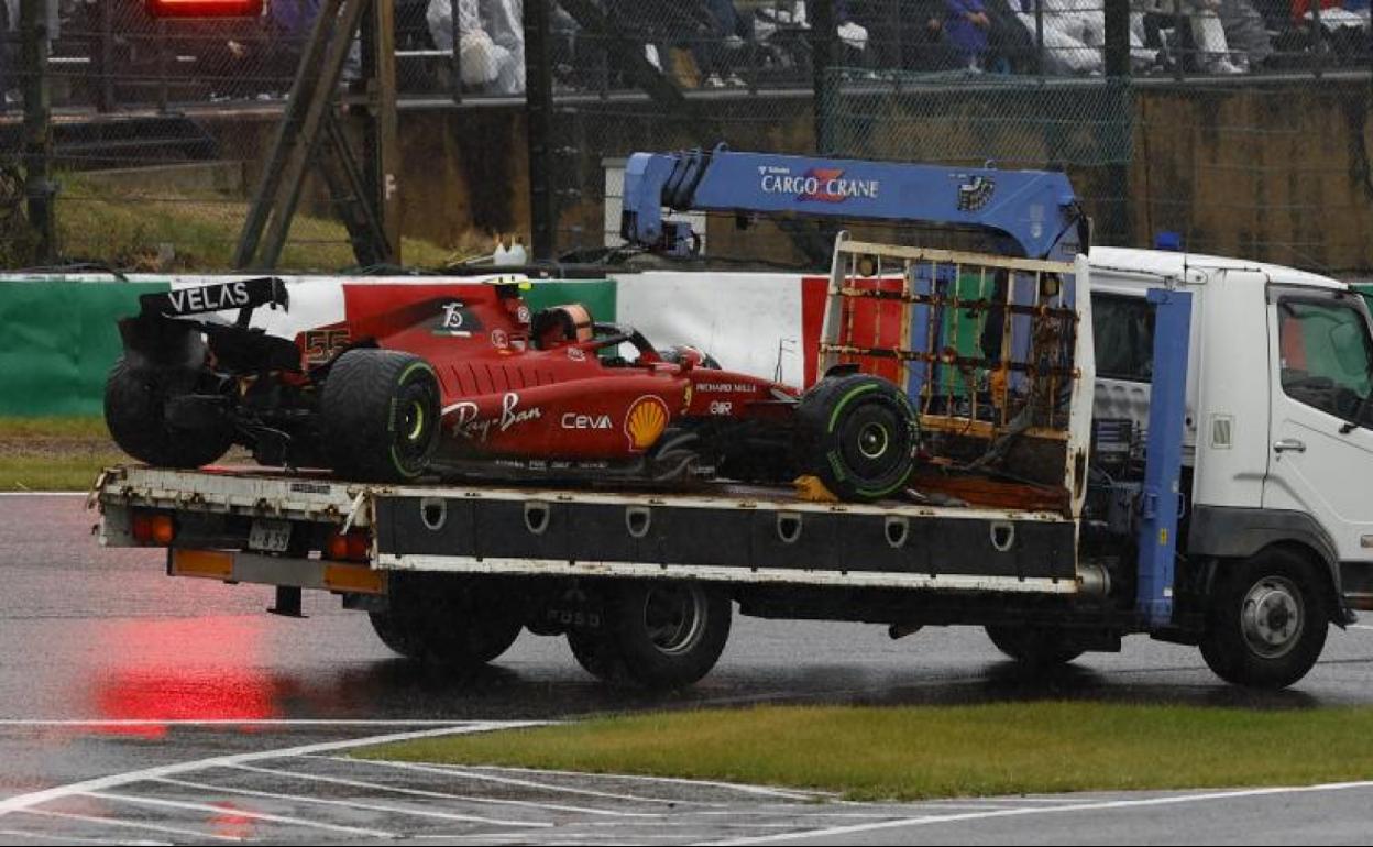 El coche de Carlos Sainz, accidentado el domingo, retirado del circuito de Suzuka. 