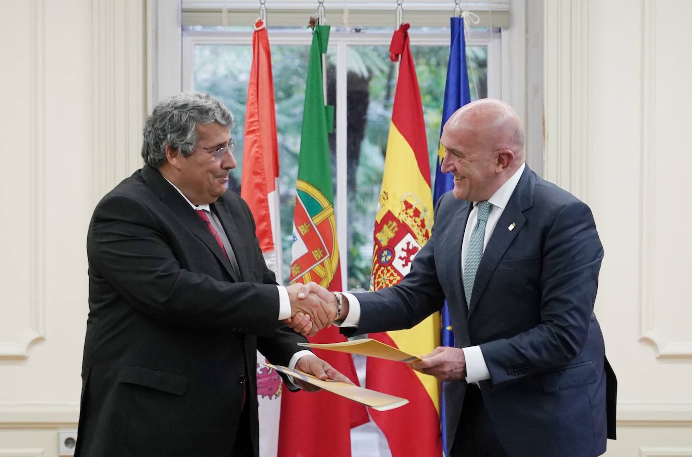 El consejero de la Presidencia de la Junta de Castilla y León, Jesús Julio Carnero, firma un convenio con el presidente de la Comisión de Coordinación y Desarrollo Regional del Norte de Portugal, António Cunha.