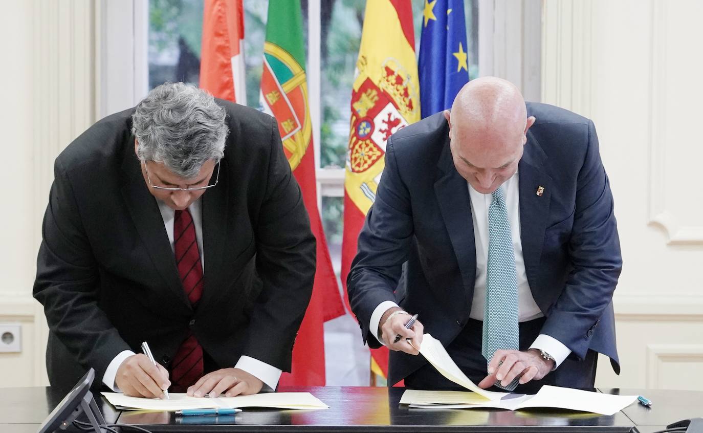 El consejero de la Presidencia de la Junta de Castilla y León, Jesús Julio Carnero, firma un convenio con el presidente de la Comisión de Coordinación y Desarrollo Regional del Norte de Portugal, António Cunha.