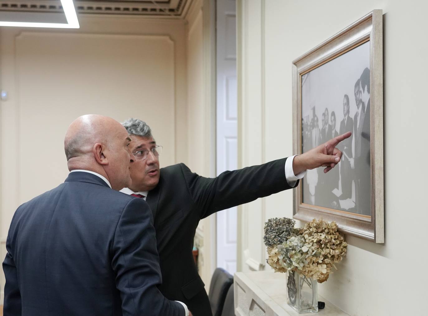 El consejero de la Presidencia de la Junta de Castilla y León, Jesús Julio Carnero, firma un convenio con el presidente de la Comisión de Coordinación y Desarrollo Regional del Norte de Portugal, António Cunha.