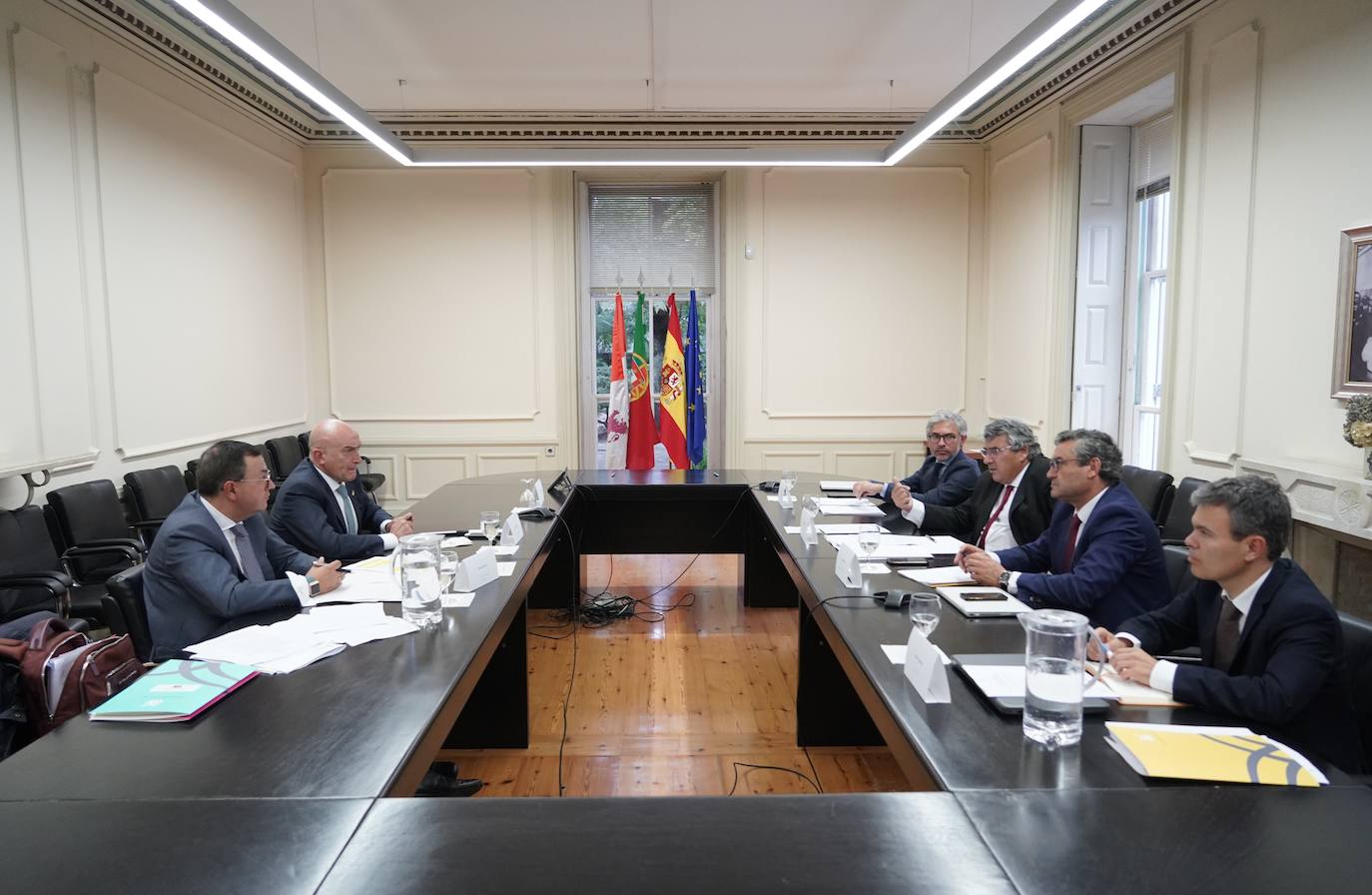 El consejero de la Presidencia de la Junta de Castilla y León, Jesús Julio Carnero, firma un convenio con el presidente de la Comisión de Coordinación y Desarrollo Regional del Norte de Portugal, António Cunha.