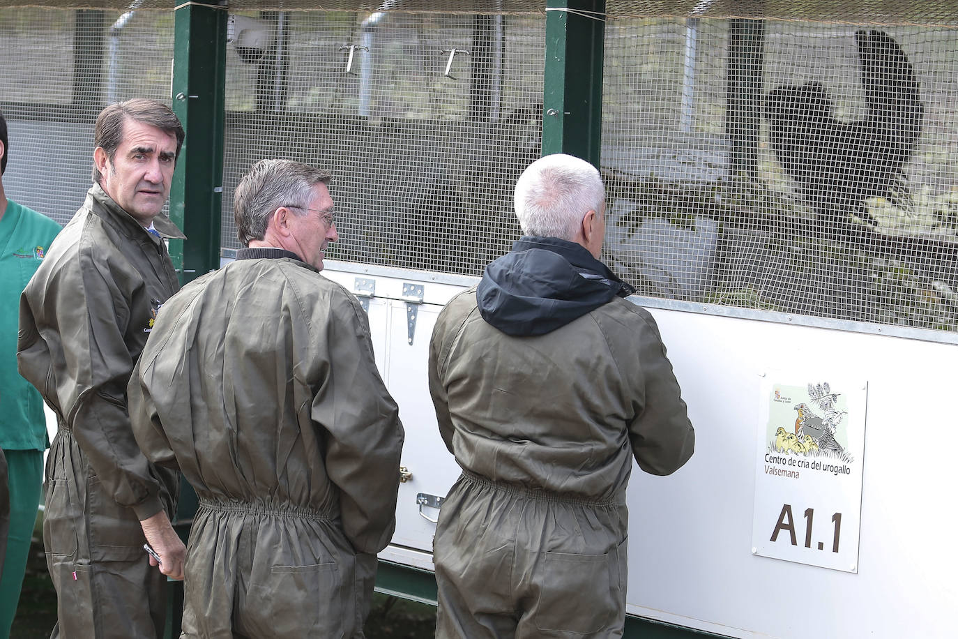El consejero de Medio Ambiente, Vivienda y Ordenación del Territorio, Juan Carlos Suárez-Quiñones, visita el Centro de Cría del Urogallo de Valsemana.