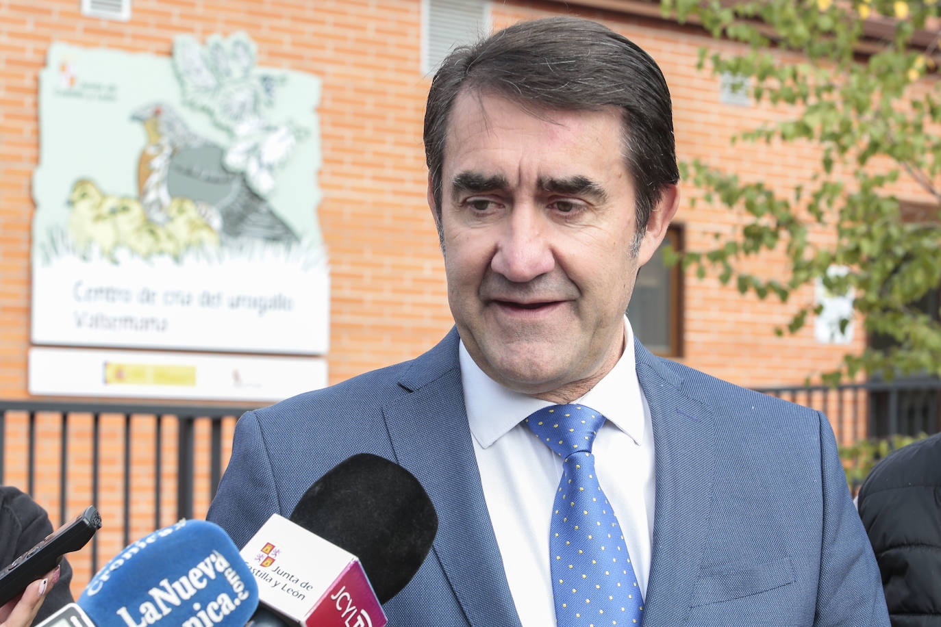 El consejero de Medio Ambiente, Vivienda y Ordenación del Territorio, Juan Carlos Suárez-Quiñones, visita el Centro de Cría del Urogallo de Valsemana.