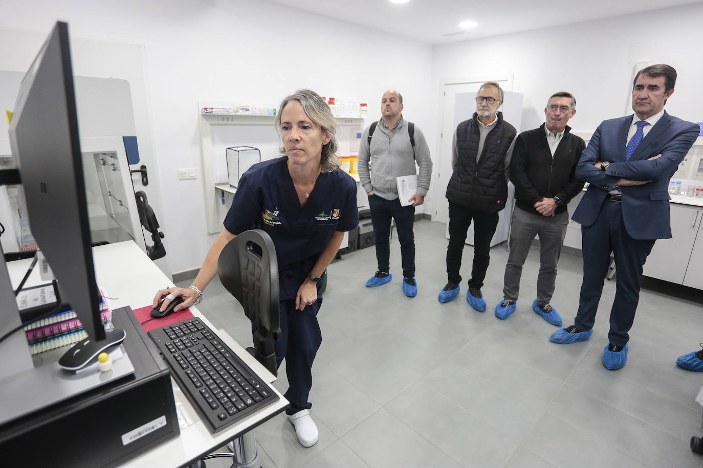 El consejero de Medio Ambiente, Vivienda y Ordenación del Territorio, Juan Carlos Suárez-Quiñones, visita el Centro de Cría del Urogallo de Valsemana.