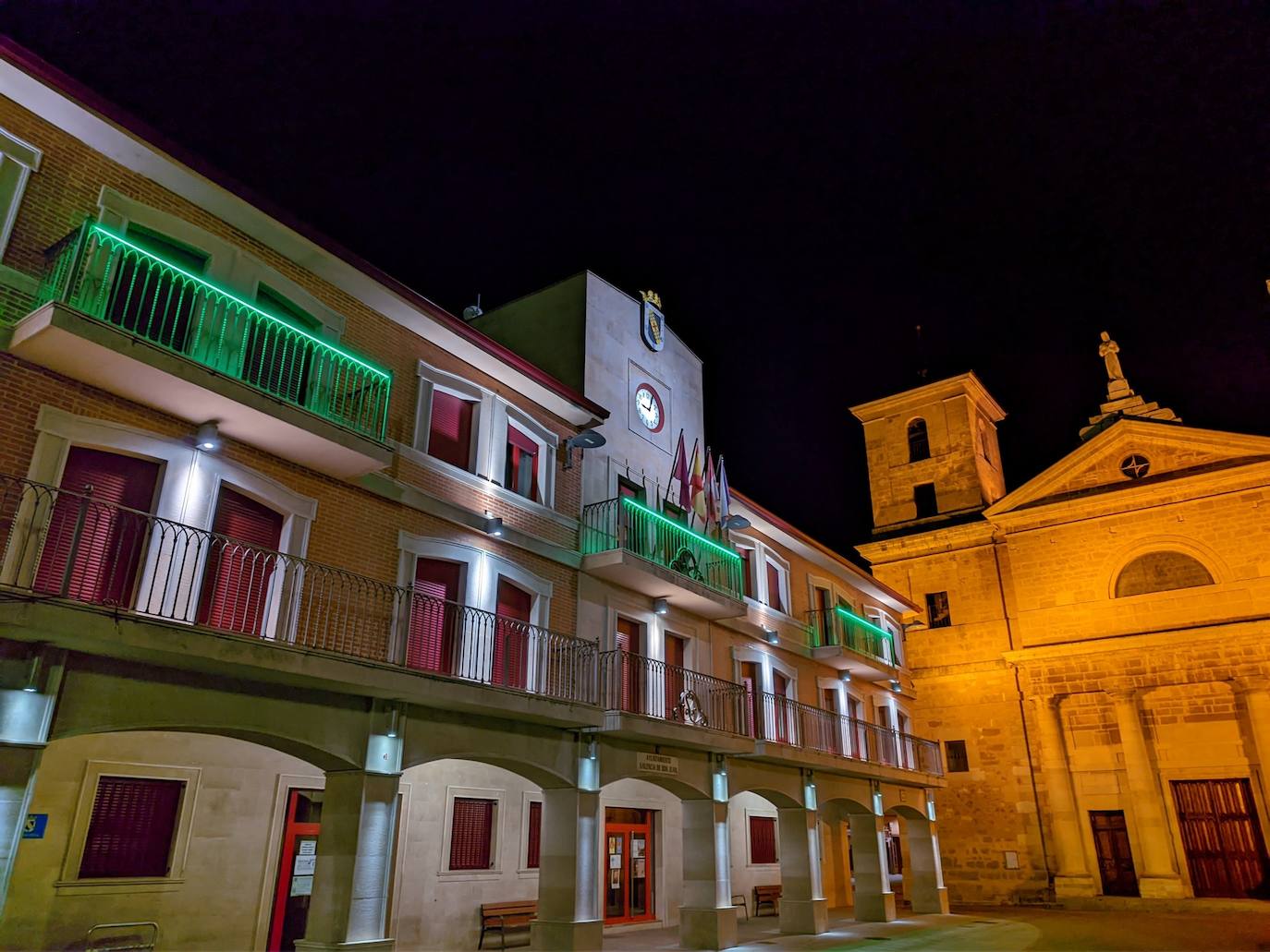 El Ayuntamiento y la fuente de Eliseo Ortiz se iluminan de verde en Valencia de Don Juan en reconocimiento a la Guardia Civil.