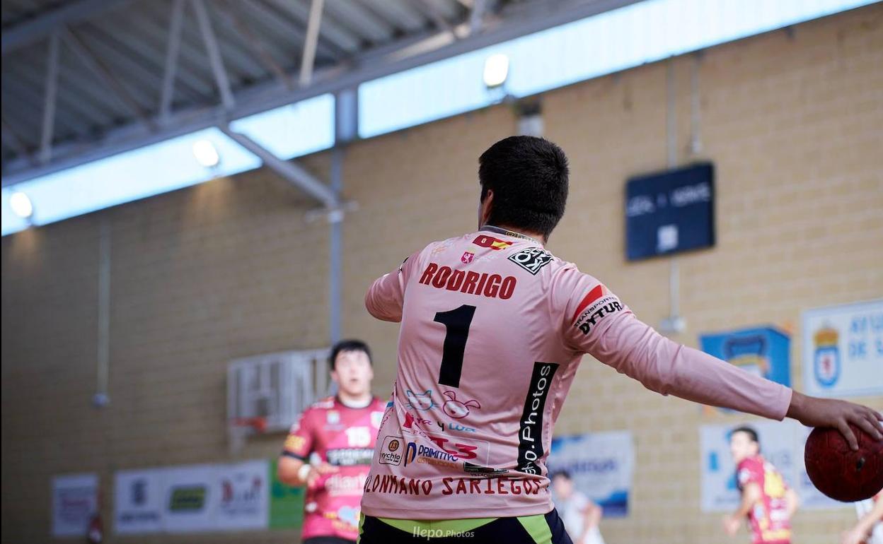 Partido entre el Balonmano Sariegos y el Handvall.