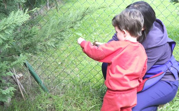 Los alumnos disfrutando y aprendiendo en el jardín del Peñacorada International School 