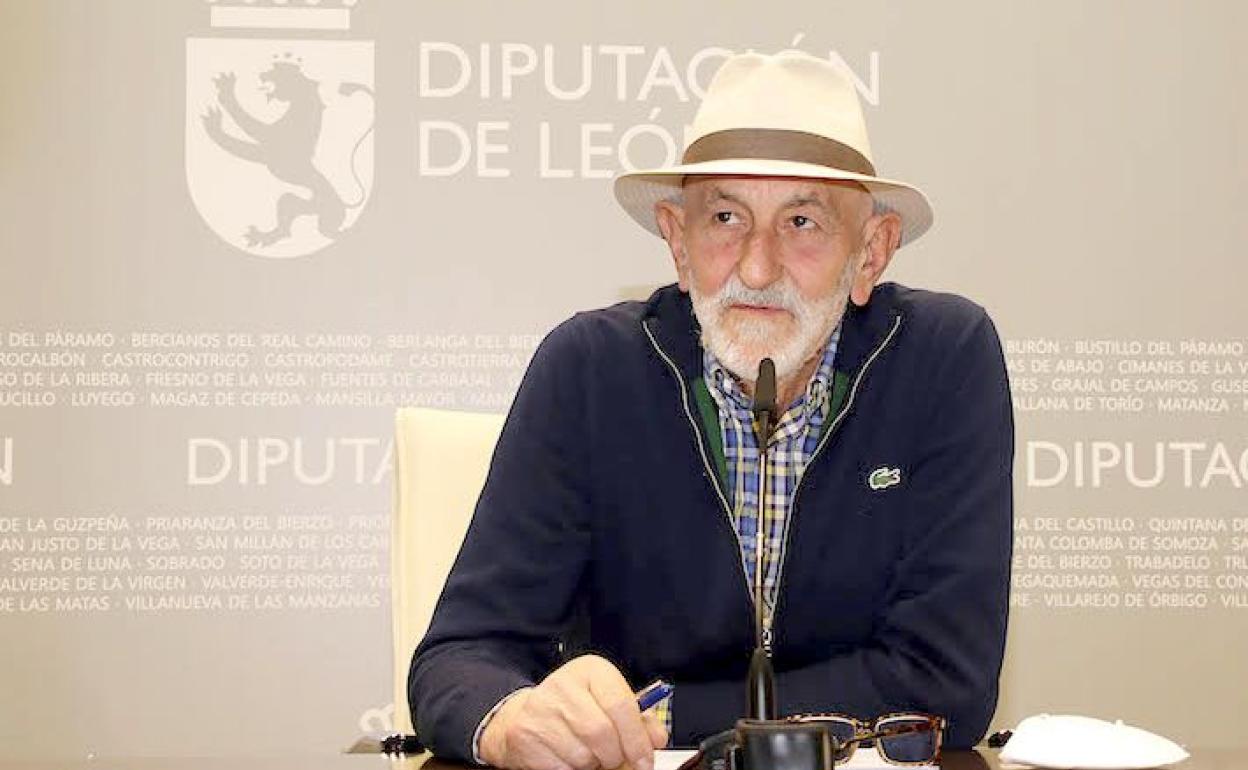 Matías Llorente, durante la comparecencia en una rueda de prensa en la Diputación Provincial. 