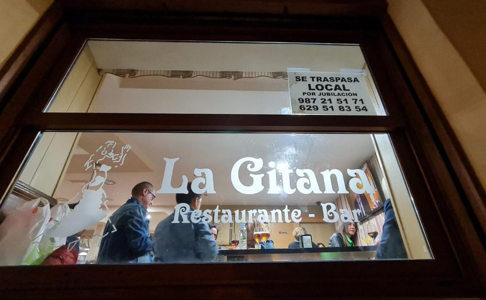 Fachada del mítico restaurante La Gitana en la que se puede observar el cartel de 'se traspasa'