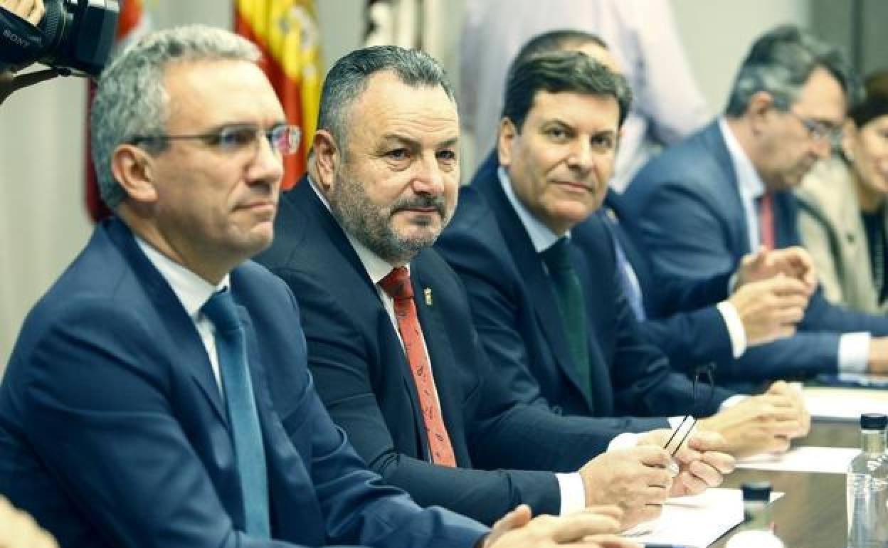 Izquierdo, Morán y Carriedo en la primera reunión de la Mesa por León.