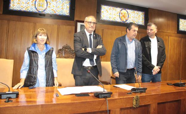 La concejala de Hacienda y el edil responsable de la Escuela Taller (D), también estuvieron presentes en la firma del convenio.