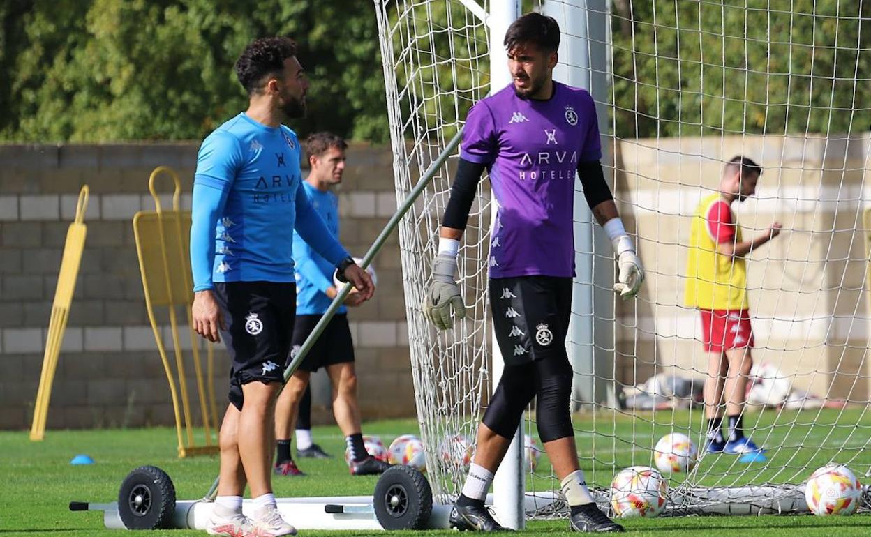 Mario Bazán, entrenador de porteros de la Cultural, conversa con Salvi Carrasco durante un entrenamiento.