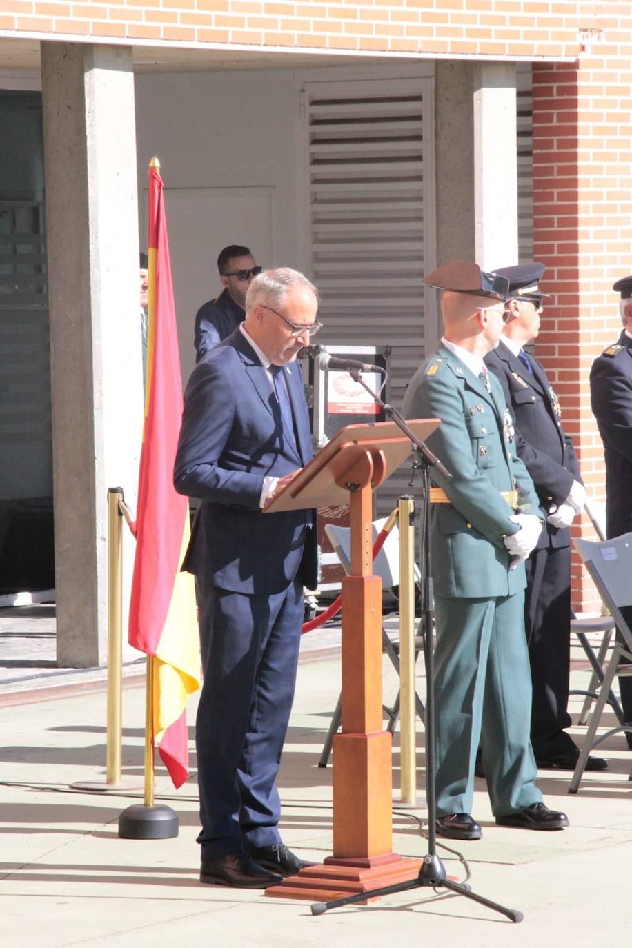 El alcalde de Ponferrada, Olegario Ramón, junto a las concejalas Carmen Doel y Lorena Valle, participó hoy en la celebración de la festividad de la Virgen del Pilar.