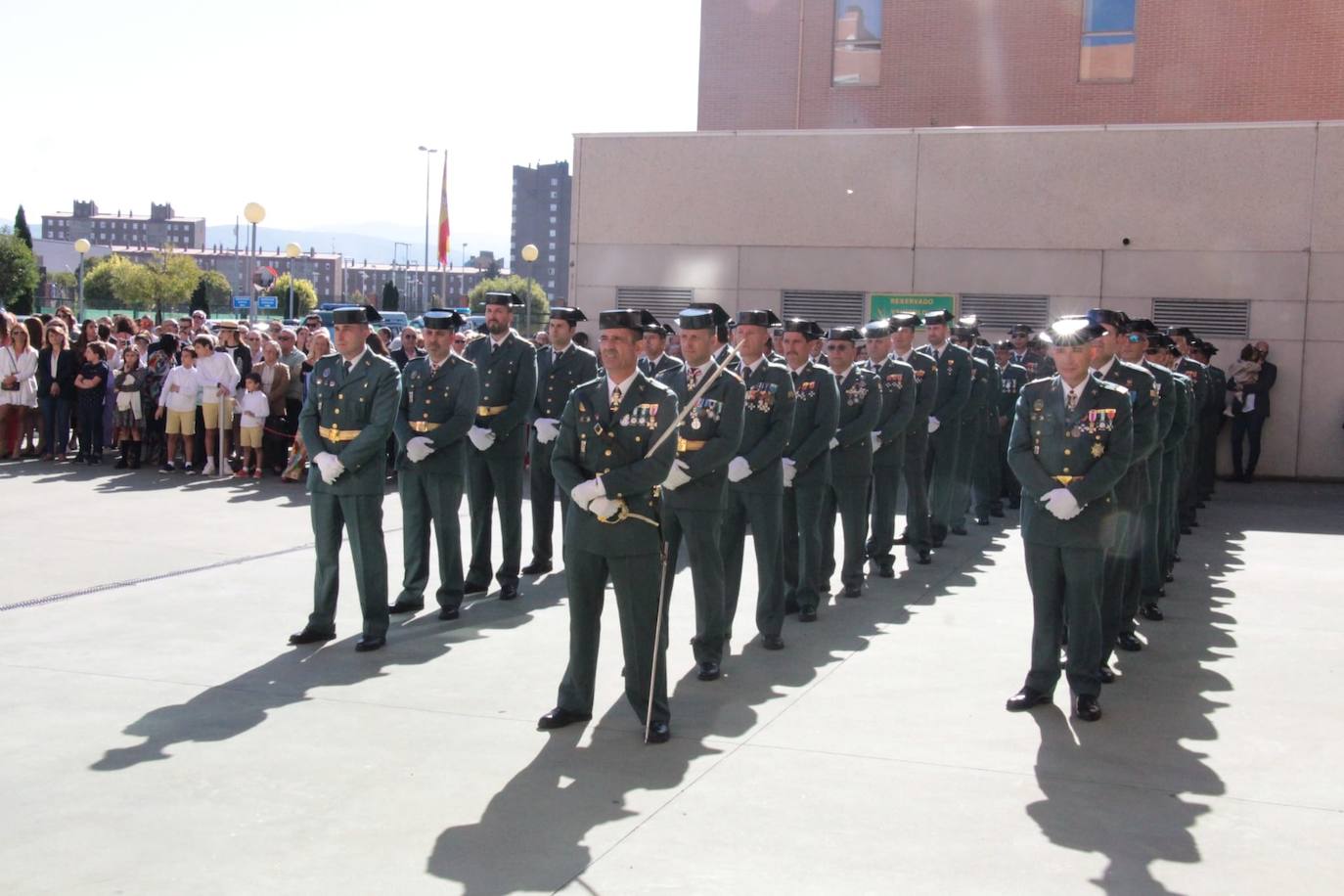 El alcalde de Ponferrada, Olegario Ramón, junto a las concejalas Carmen Doel y Lorena Valle, participó hoy en la celebración de la festividad de la Virgen del Pilar.