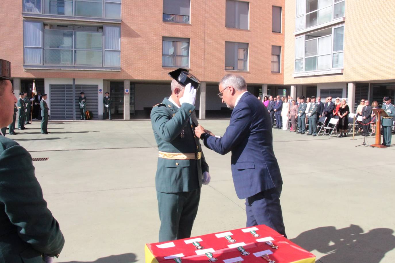 El alcalde de Ponferrada, Olegario Ramón, junto a las concejalas Carmen Doel y Lorena Valle, participó hoy en la celebración de la festividad de la Virgen del Pilar.