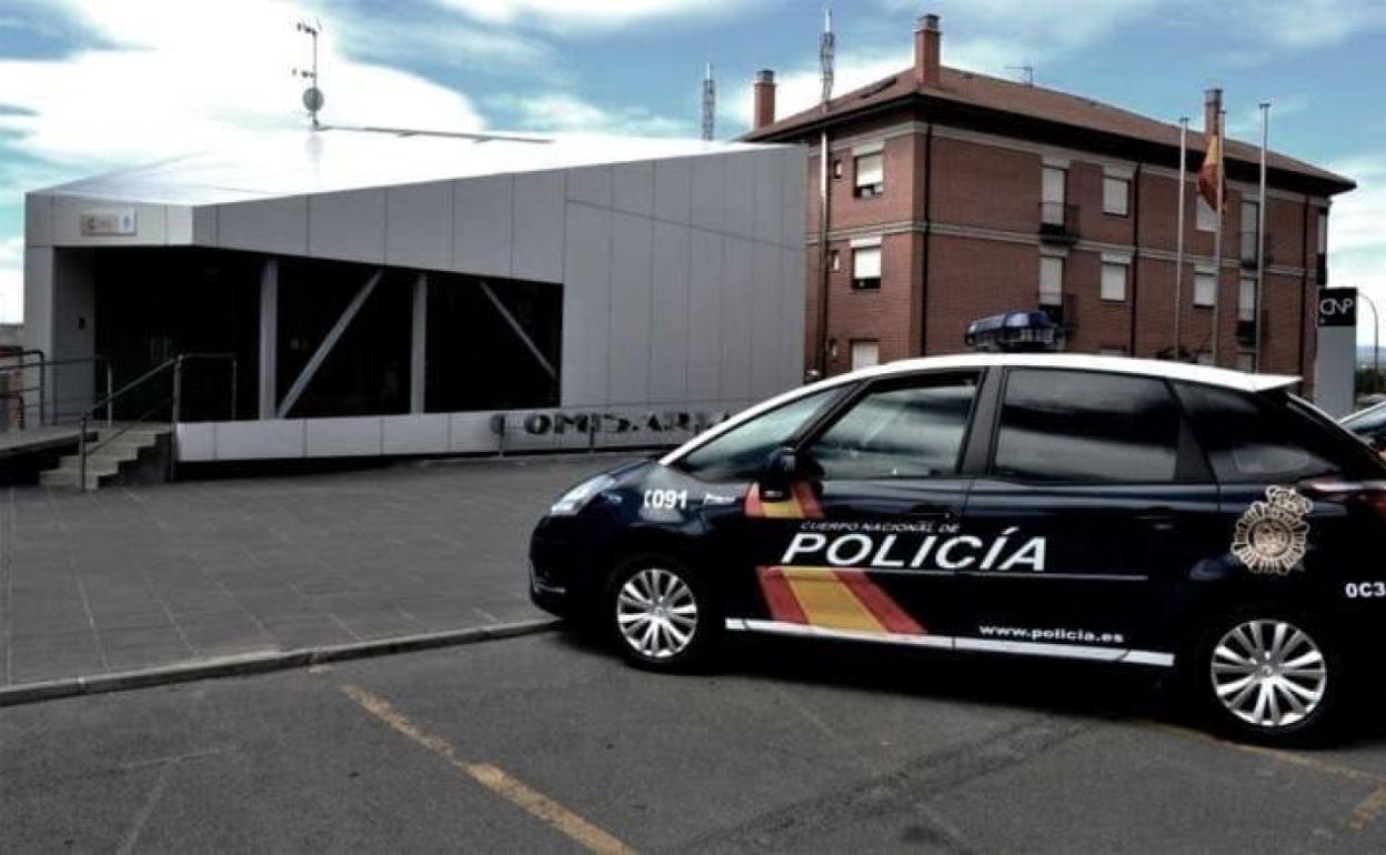 Imagen de un coche de Policía Nacional frente a la Comisaría de Astorga.