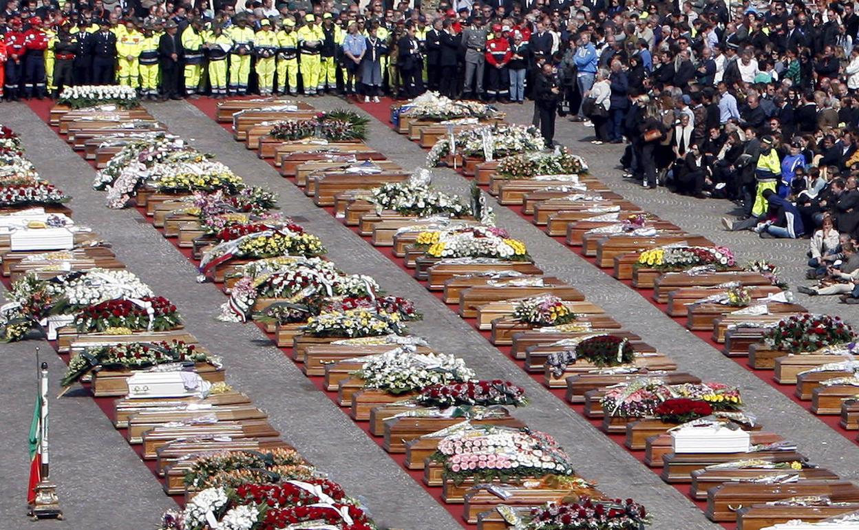 Una multitud asiste al funeral de Estado por las víctimas del terremoto de L'Aquila el 10 de abril de 2009. 