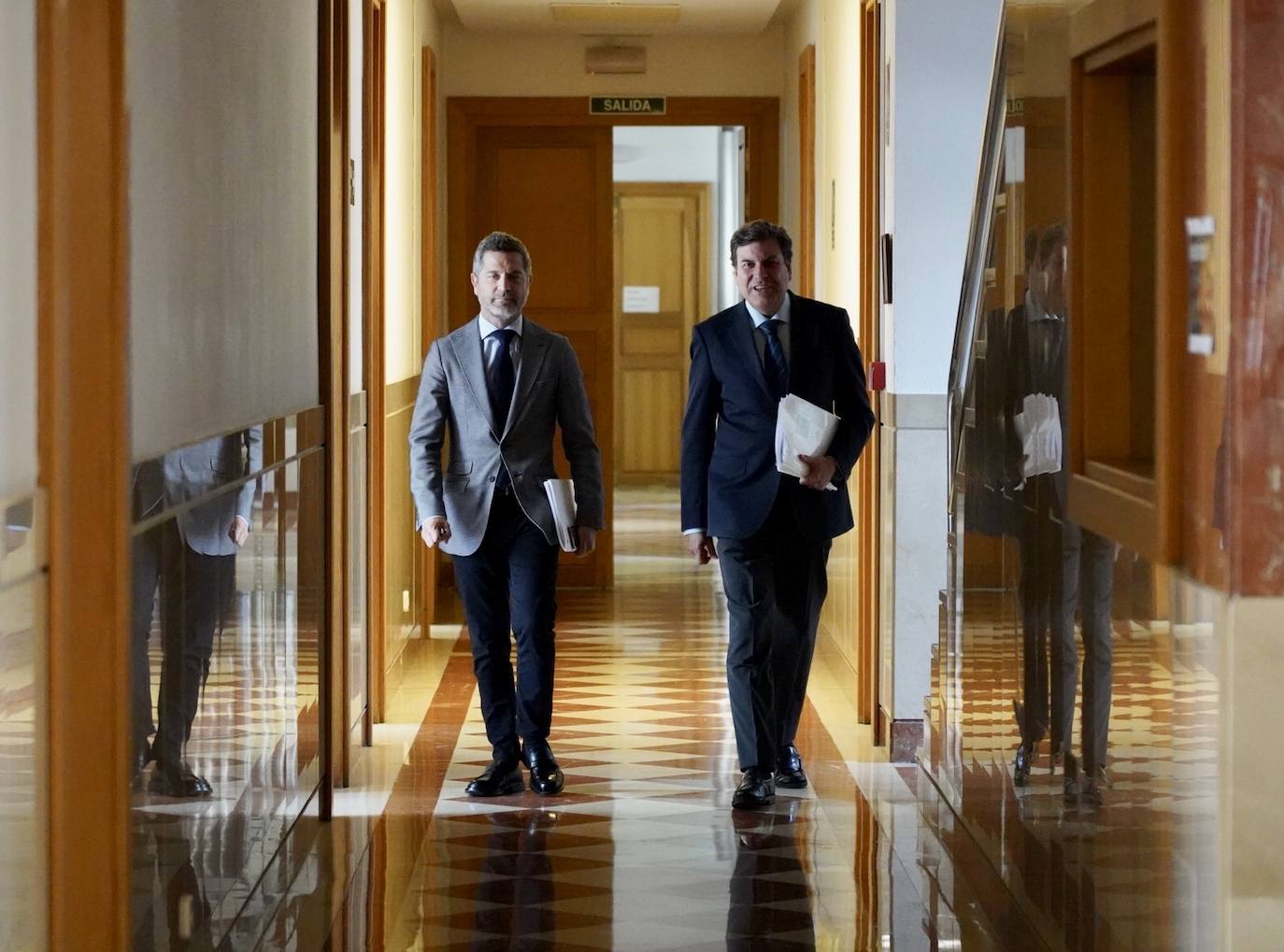 El consejero de Economía y Hacienda y portavoz, Carlos Fernández Carriedo, comparece en rueda de prensa posterior al Consejo de Gobierno.