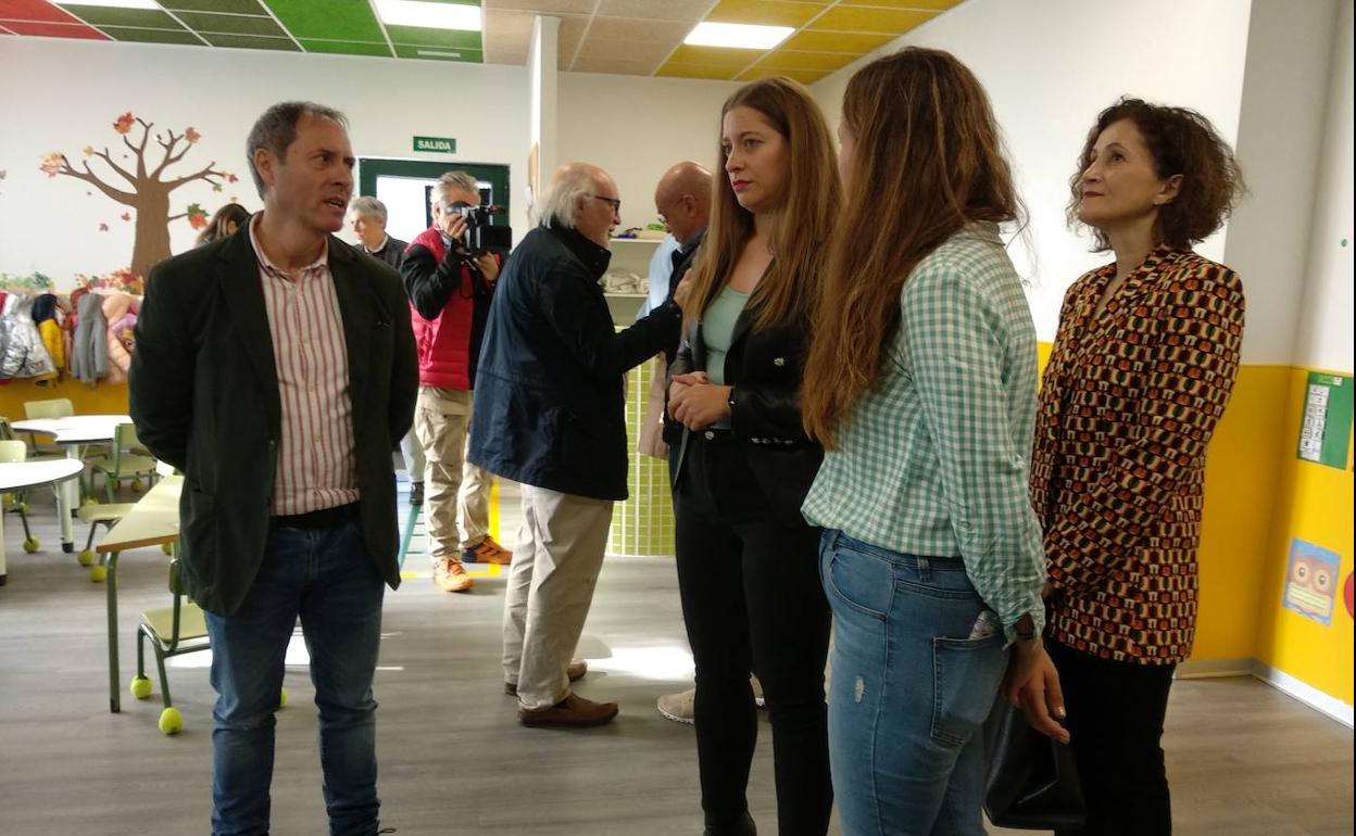 La delegada territorial de la Junta conversa con el director del colegio Campo de la Cruz durante su visita.