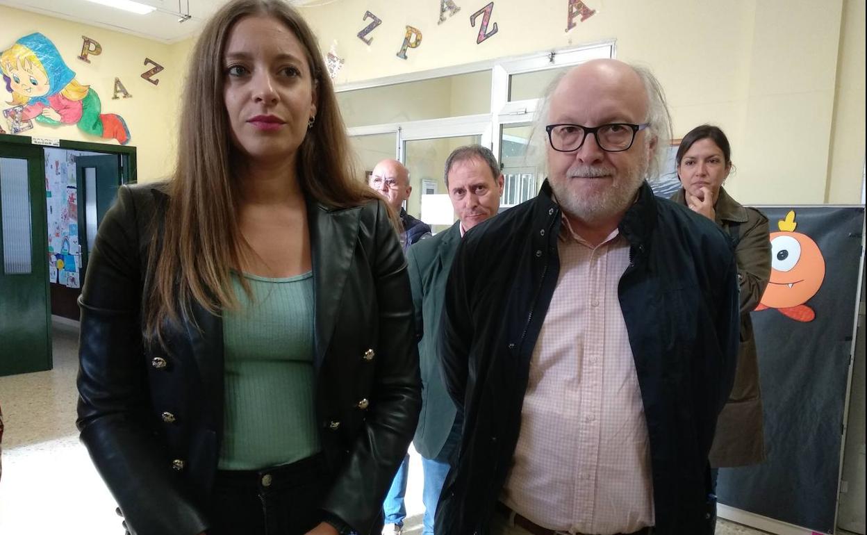 El director provincial de Educación junto a la delegada territorial de la Junta en su visita a Ponferrada.