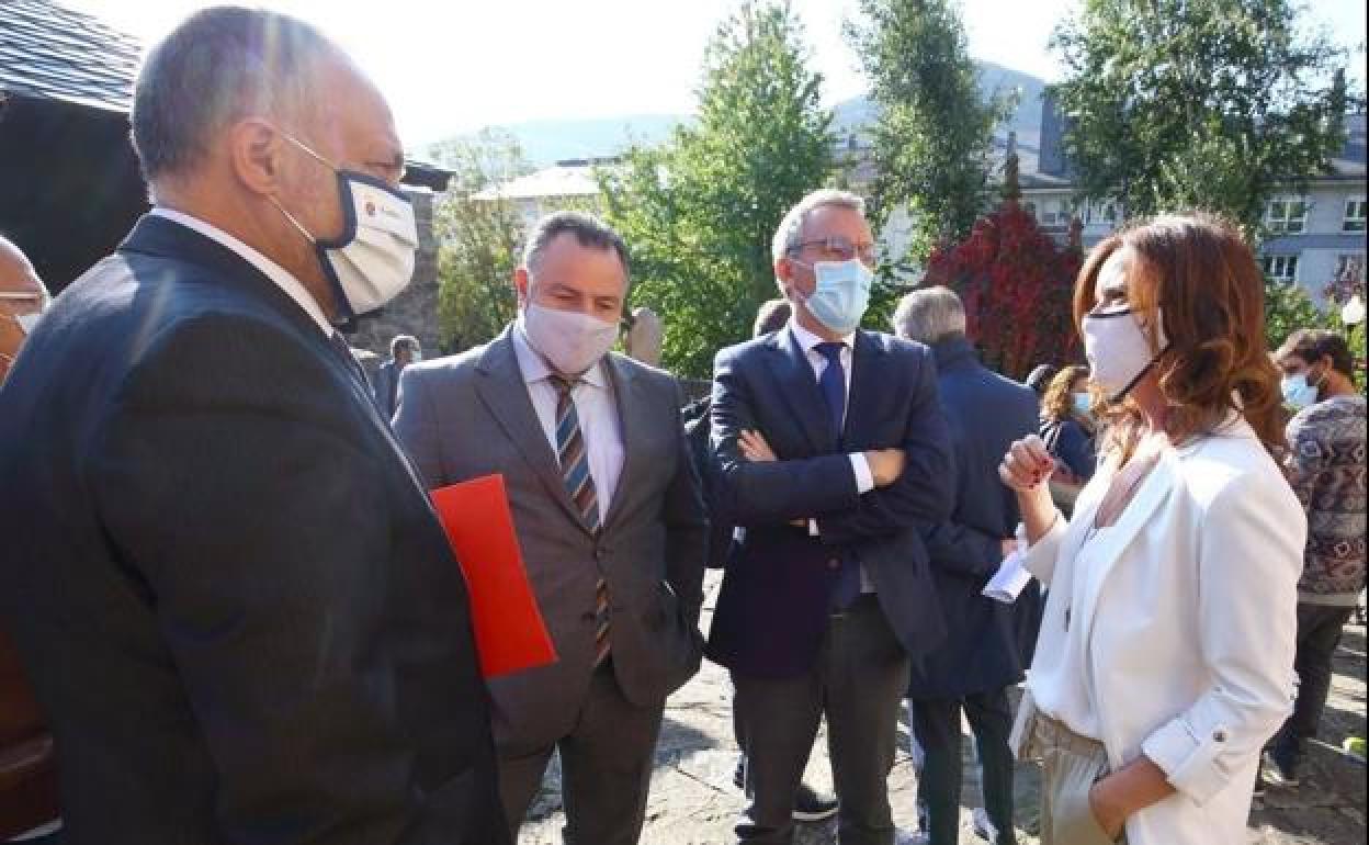 Una de las reuniones de la Mesa por León en Villablino, donde se reunieron entre otros Eduardo Morán, Javier Izquierdo y Ana Carlota Amigo.