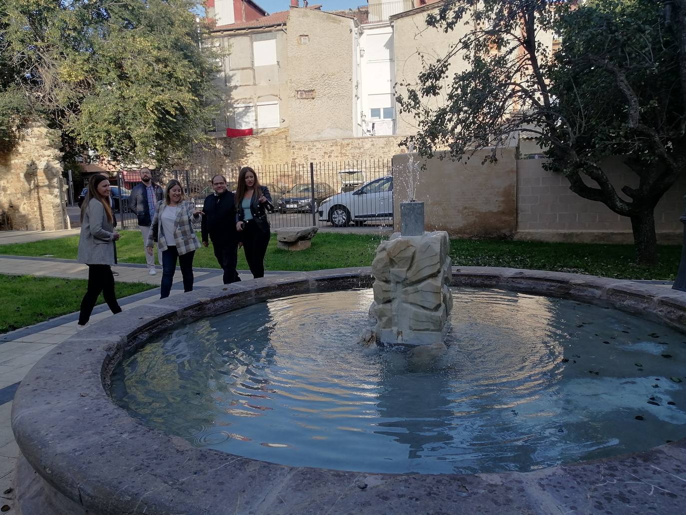 La delegada territorial de la Junta en León, Ester Muñoz, durante su visita a La Bañeza.
