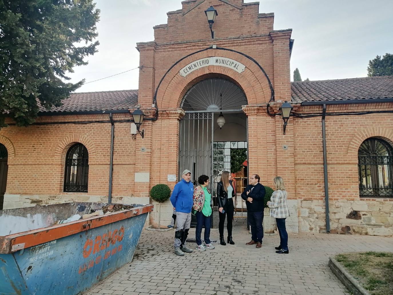 La delegada territorial de la Junta en León, Ester Muñoz, durante su visita a La Bañeza.
