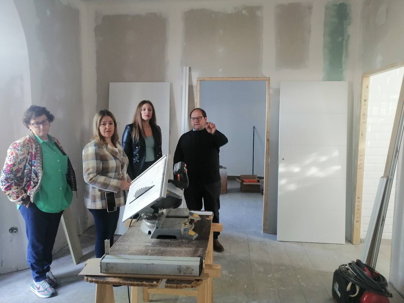 La delegada territorial de la Junta en León, Ester Muñoz, durante su visita a La Bañeza.