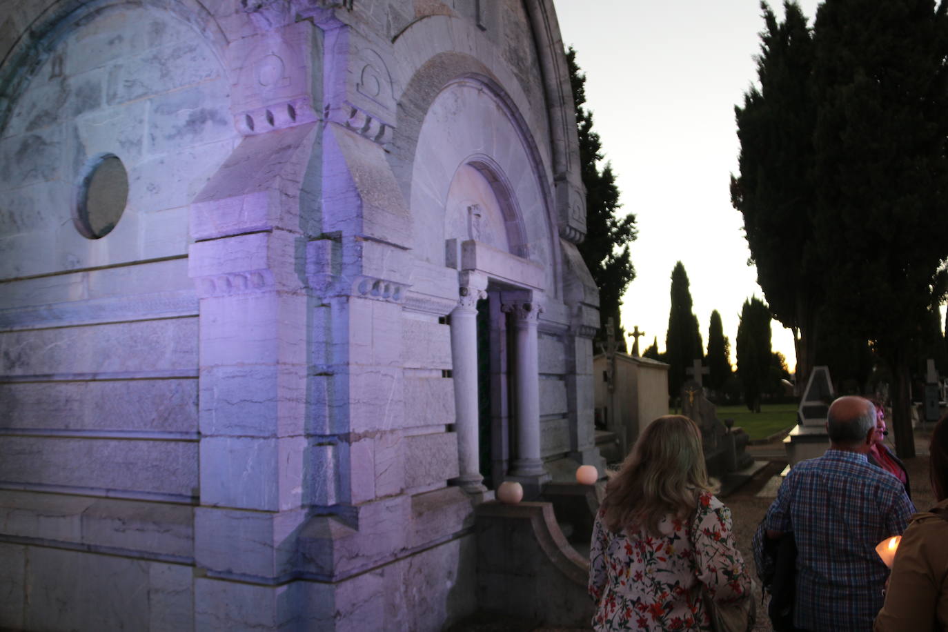 Fotos: El Cementerio de León revive en la noche