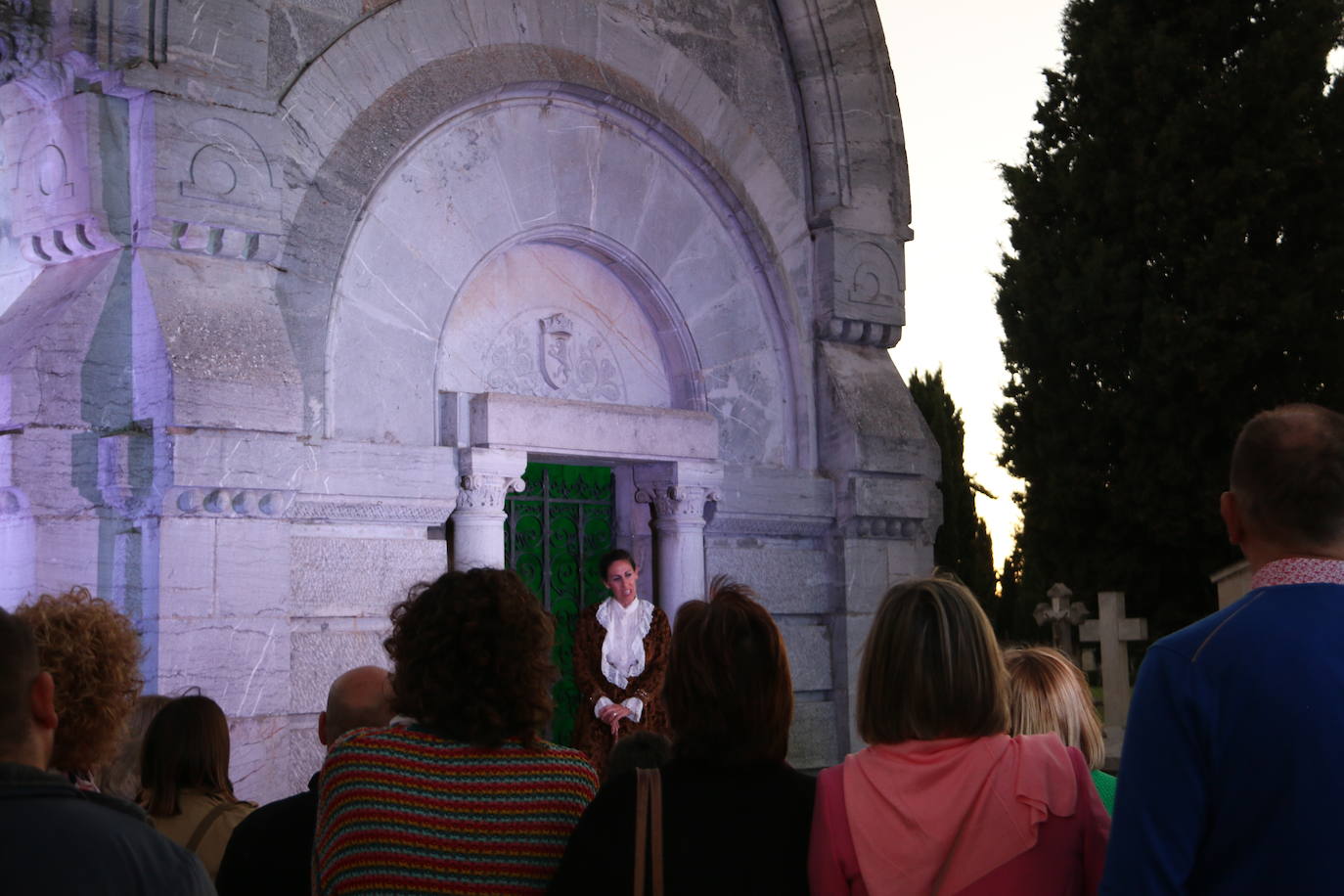 Fotos: El Cementerio de León revive en la noche