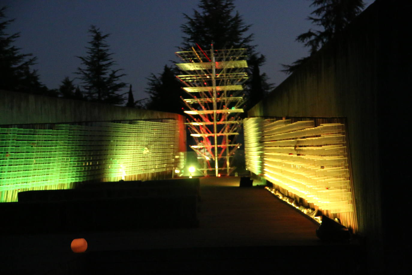 Fotos: El Cementerio de León revive en la noche