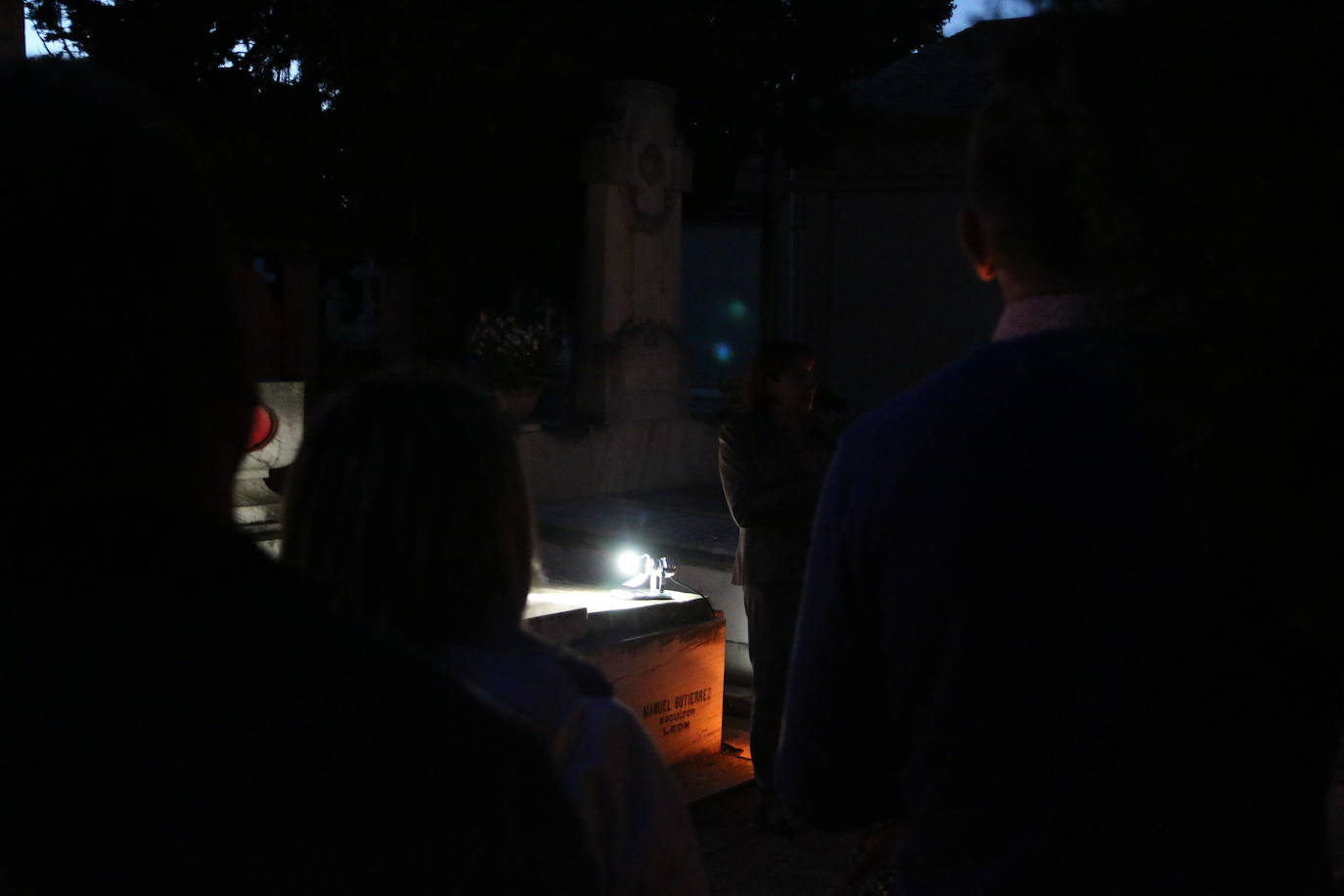 Fotos: El Cementerio de León revive en la noche
