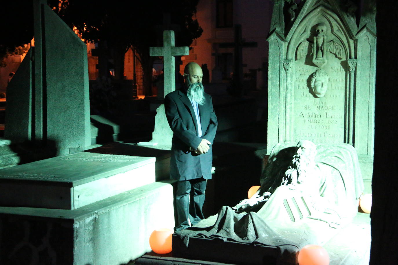 Fotos: El Cementerio de León revive en la noche