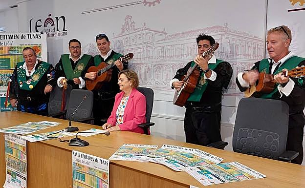 La tuna de la Unviersidad de León canta 'Clavelitos' a la concejala de Cultura durante la rueda de prensa. 