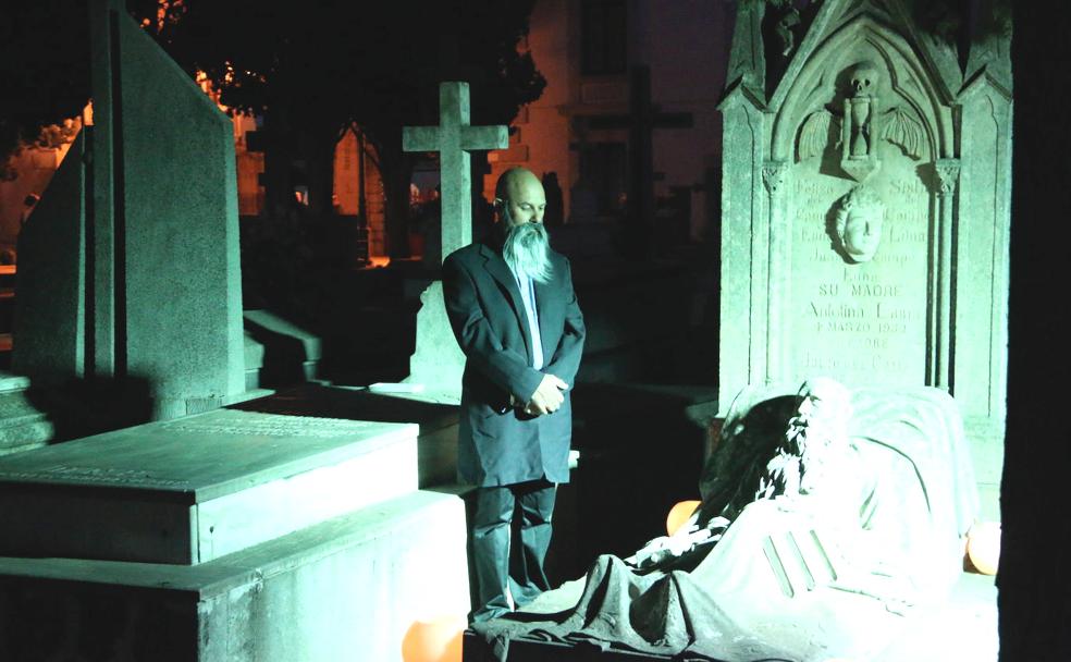 Un pequeño grupo de leoneses comtemplan en el Cementerio de León el lugar donde descansan rostros que forman parte de la historia de la ciudad.