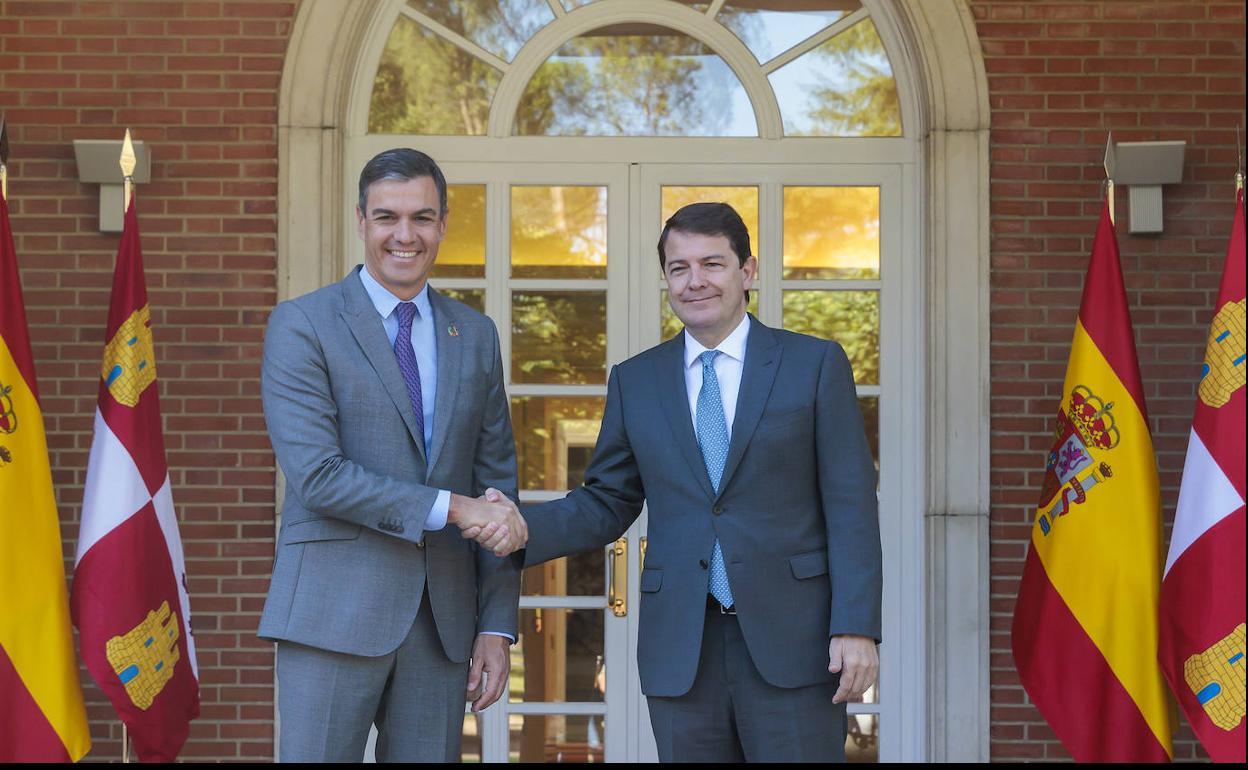 Recepción en Moncloa del presidente del Gobierno al presidente de la Junta.