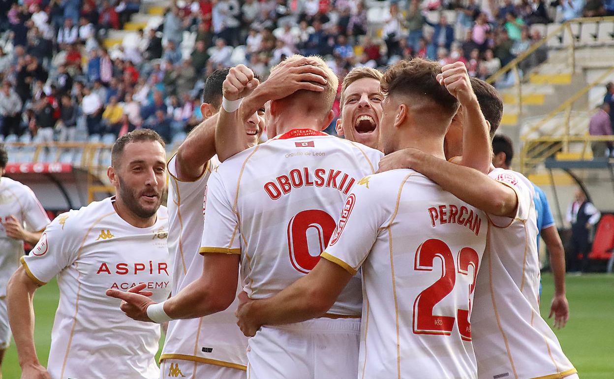 Los jugadores de la Cultural celebran un gol ante el Fuenlabrada la semana pasada en el Reino de León.