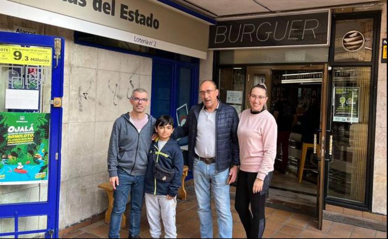 David Rodríguez, dueño del Bar Centro, con su hijo, a la ziquierda, y Fidel Luis y su hija Olga, de la administración de lotería, este sábado en Guardo. 