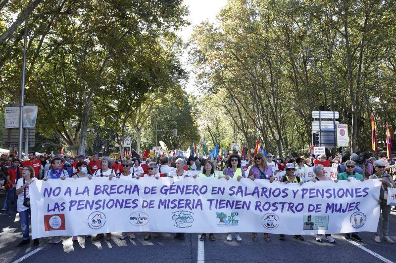 Participantes en la manifestación por las Pensiones Dignas organizada por los colectivos de pensionistas este sábado en Madrid. 