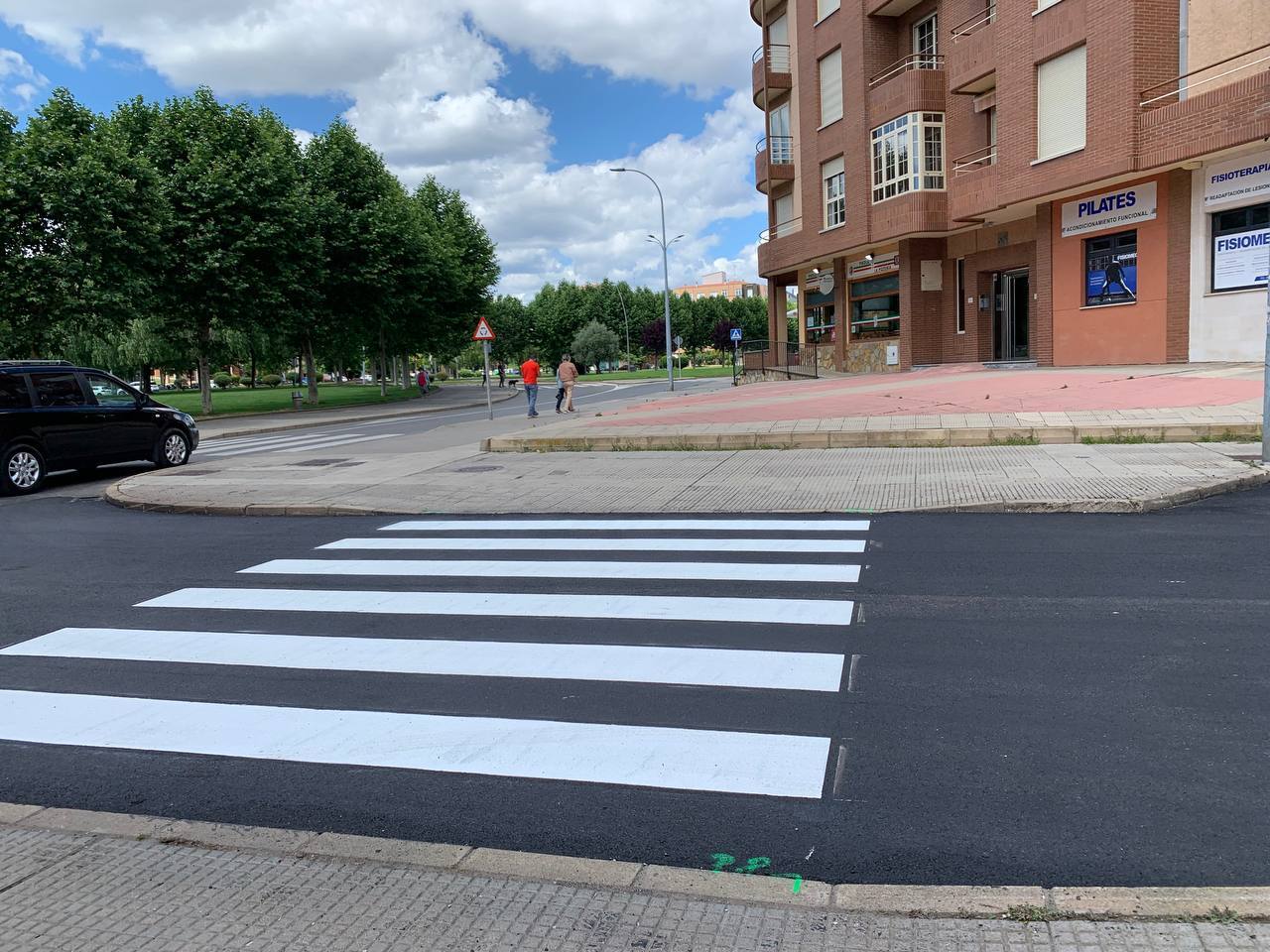 Calle concluida tras las labores de asfaltado.