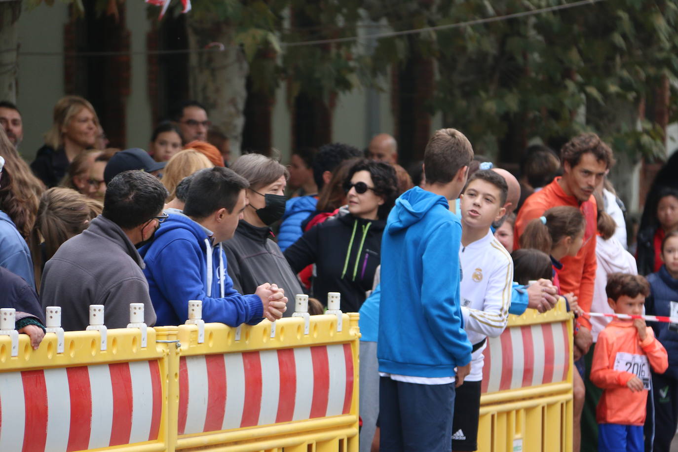 Centenares de personas se suman a la prueba no competitiva para disfrutar de una mañana de deporte.