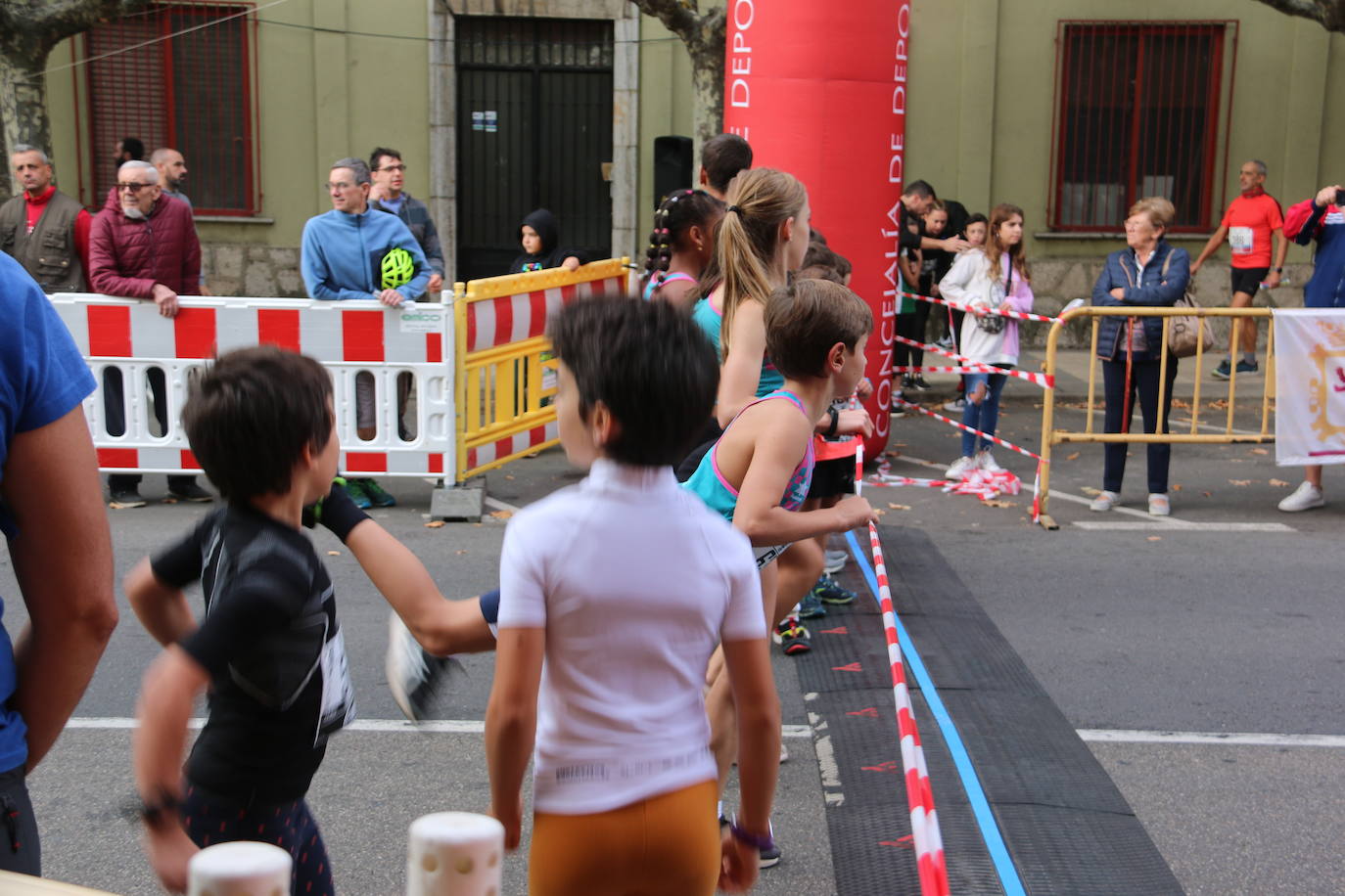 Centenares de personas se suman a la prueba no competitiva para disfrutar de una mañana de deporte.