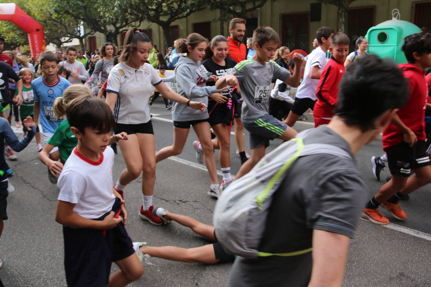 Centenares de personas se suman a la prueba no competitiva para disfrutar de una mañana de deporte.