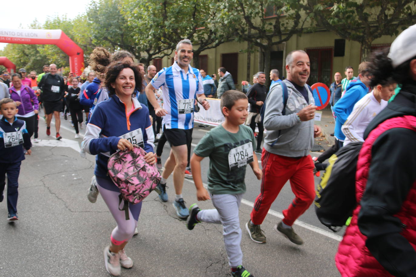 Centenares de personas se suman a la prueba no competitiva para disfrutar de una mañana de deporte.