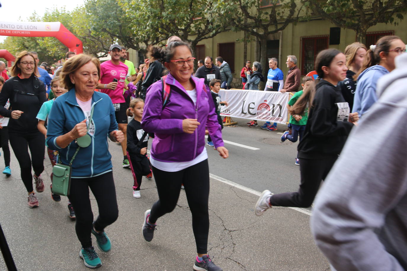 Centenares de personas se suman a la prueba no competitiva para disfrutar de una mañana de deporte.