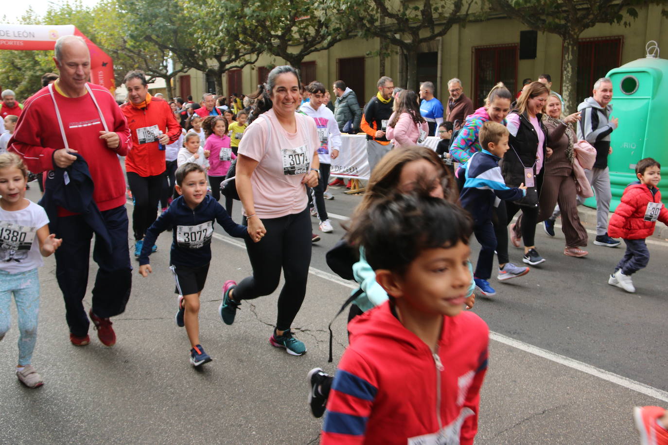 Centenares de personas se suman a la prueba no competitiva para disfrutar de una mañana de deporte.