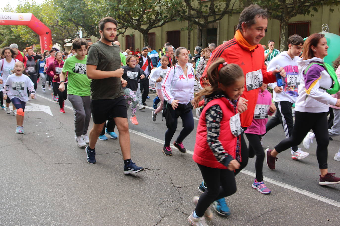 Centenares de personas se suman a la prueba no competitiva para disfrutar de una mañana de deporte.