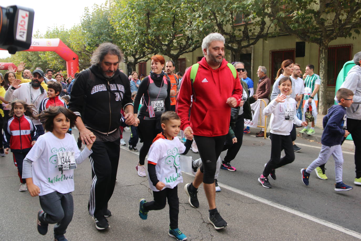 Centenares de personas se suman a la prueba no competitiva para disfrutar de una mañana de deporte.