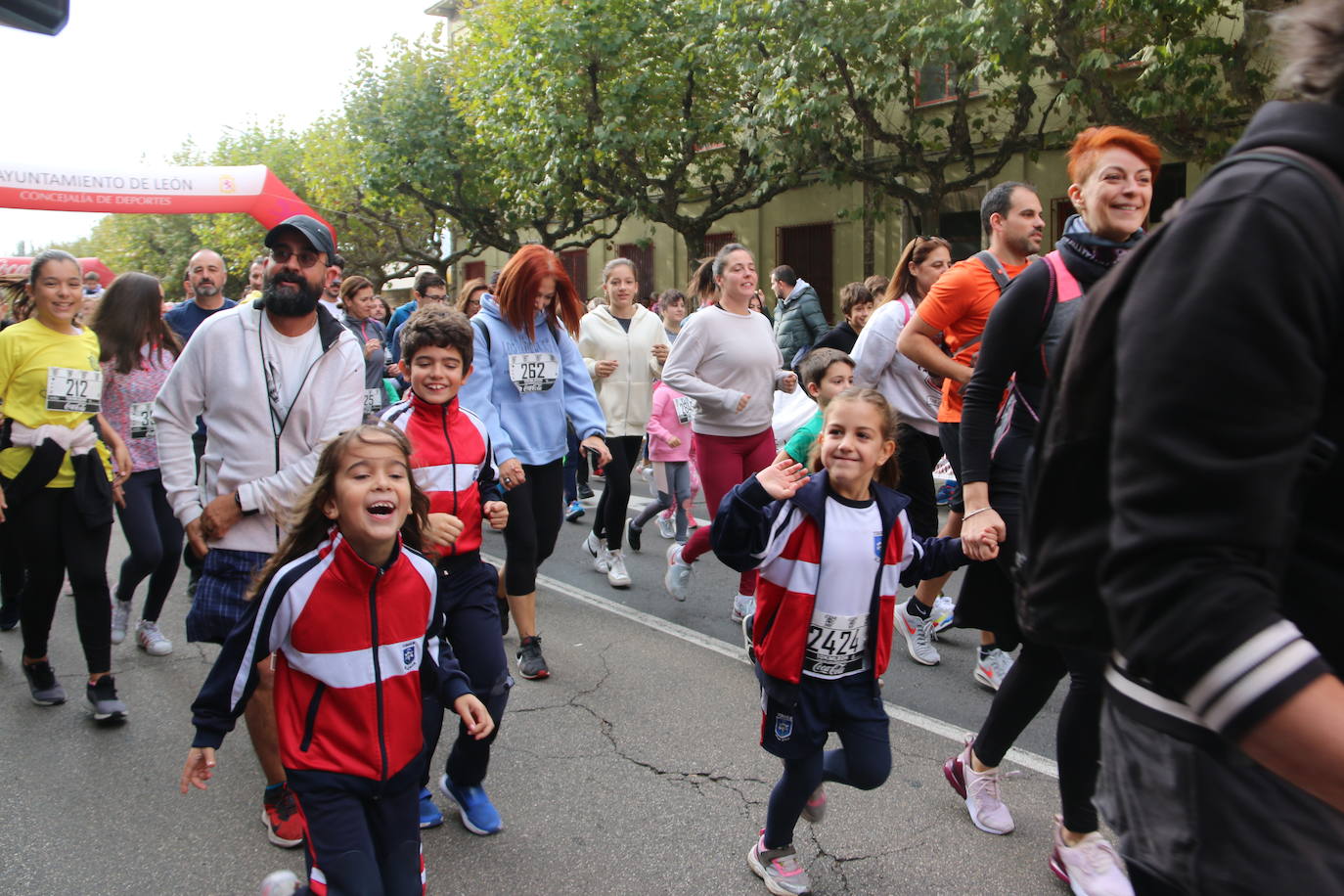 Centenares de personas se suman a la prueba no competitiva para disfrutar de una mañana de deporte.